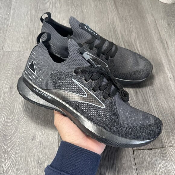 Men's SAMPLE Brooks Levitate Knit Black Ebony Gray Running - Main Image